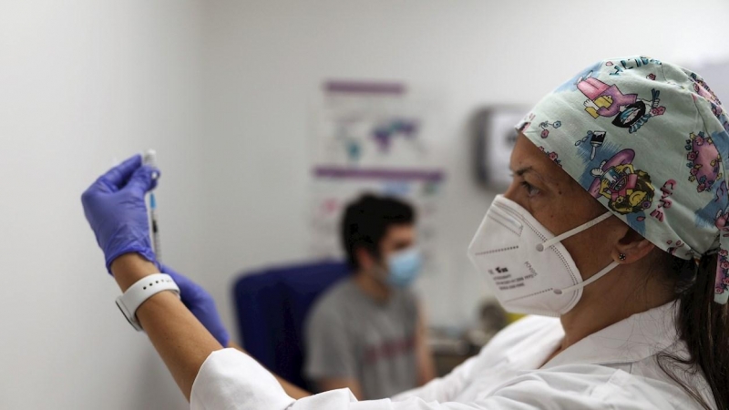 Un estudiante de Erasmus se vacuna en un centro de vacunación de Madrid este miércoles.