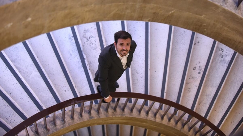 El ministro de Consumo, Alberto Garzón, posa en unas escaleras del Ministerio.