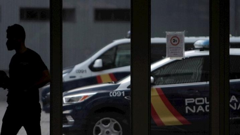 Un agente de policía camina por el cuartel de Lonzas de A Coruña.
