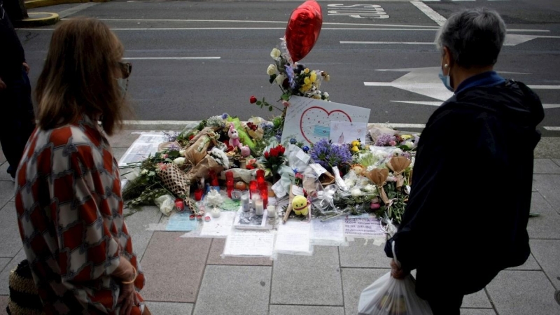 Vista de las flores y los mensajes dejados en el lugar en el que fue asesinado Samuel Luiz.