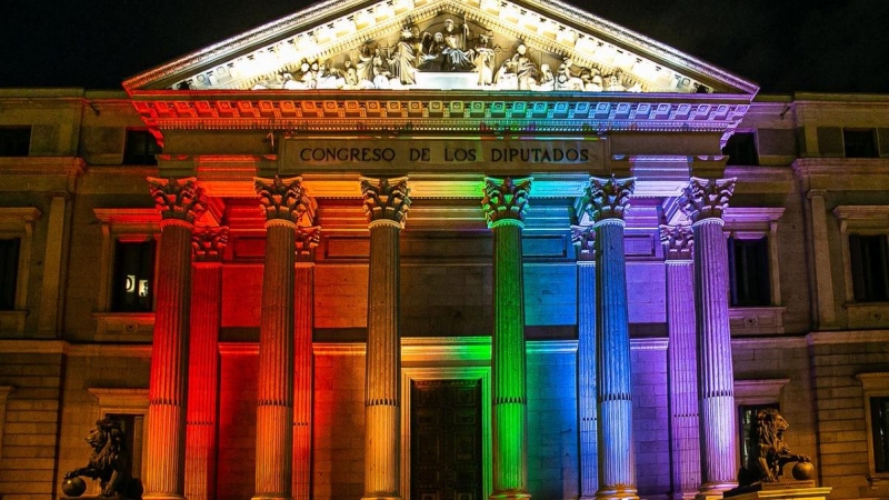 28/06/2021.- La fachada del Congreso de los Diputados se ilumina con los colores del arcoíris para conmemorar el Día del Orgullo LGTBI+. CONGRESO