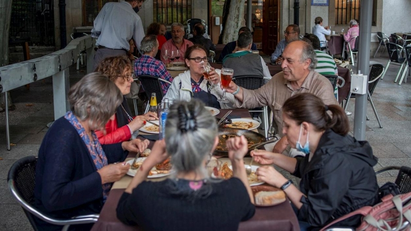 Personas comen en la terraza de un restaurante de Orense, este miércoles.