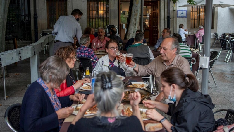 Personas comen en la terraza de un restaurante de Orense, el pasado miércoles 7 de julio.