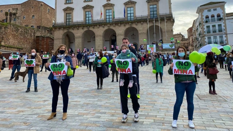 10/02/2021. Imagen de archivo de un acto de protesta organizado por Salvemos La Montaña contra la mina de litio, en Cáceres. - Plataforma Salvemos la Montaña