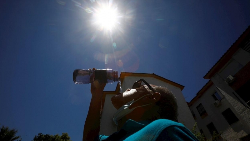 Un hombre bebe agua para aliviar las altas temperaturas registradas en Córdoba.