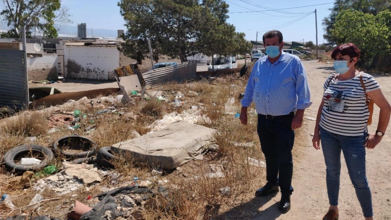 La portavoz del grupo socialista de El Ejido, Maribel Carrión, y el secretario general del PSOE municipal, José Miguel Carrión, frente a un asentamiento chabolista, en La Molina. - Santiago F. Reviejo