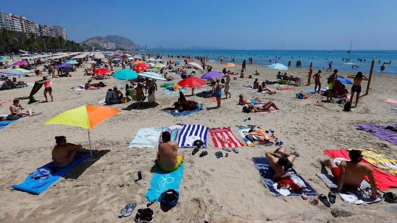 Miles de turistas acuden al levante español en los primeros días de julio.