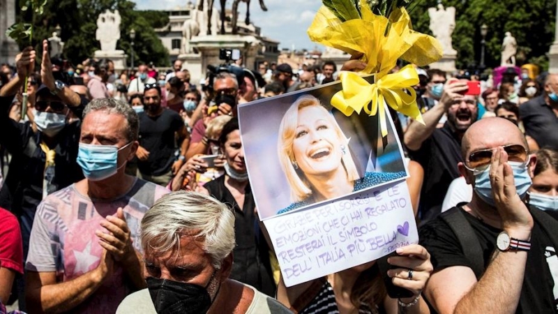 Varias personas dan su último adiós a Raffaella Carra durante su funeral en la basilica de Santa Maria en Roma.