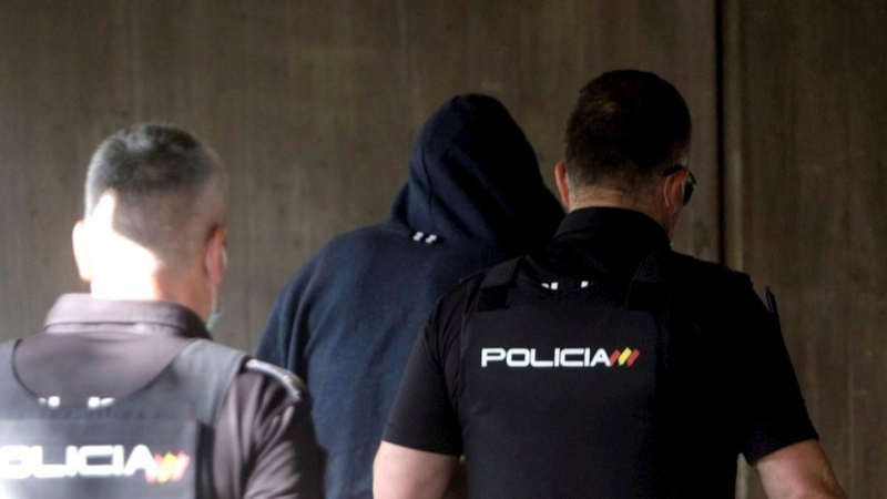 Agentes de la Policía Nacional conducen a uno de los cuatro detenidos por el homicidio de Samuel este viernes al interior de los juzgados de la Coruña.