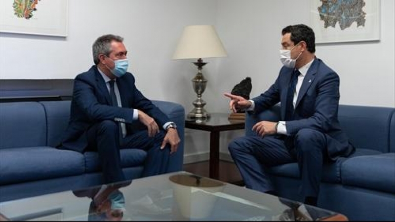 Reunión entre el presidente de la Junta, Juanma Moreno (d), y el candidato del PSOE-A a la presidencia de la Junta, Juan Espadas (i) a 24 de junio del 2021 en el parlamento andaluz.