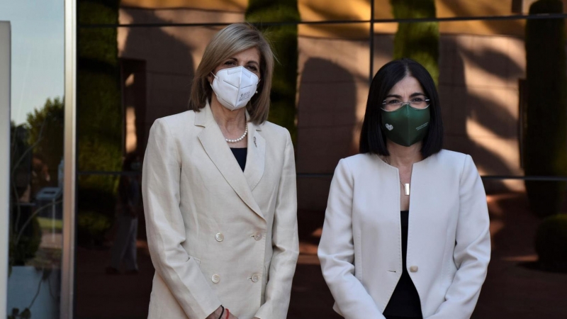 La ministra de Sanidad, Carolina Darias (d), posa junto a la comisaria europea de Salud y Seguridad Alimentaria, Stella Kyriakides (i), durante su visita al Centro Nacional de Investigaciones Oncológicas (CNIO).