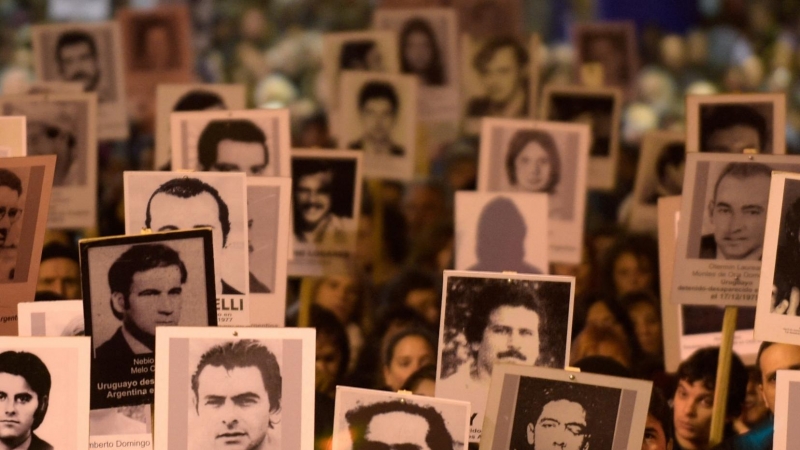 La gente participa en la 22 Marcha del Silencio en memoria de las personas desaparecidas durante la dictadura militar (1973-1985), en Montevideo. Foto de archivo.