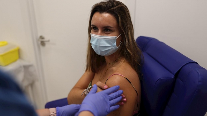 Una estudiante de Erasmus se vacuna en un centro de vacunación de Madrid este miércoles.