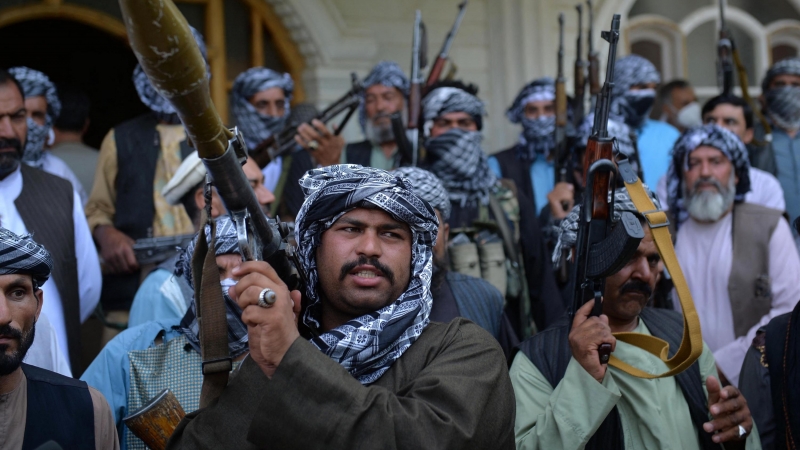 La milicia afgana se reúne con sus armas para apoyar a las fuerzas de seguridad de Afganistán contra los talibanes, en la casa del señor de la guerra afgano y exlíder muyahidín Ismail Khan en Herat el 9 de julio de 2021.