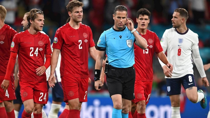 El colegiado alemán Danny Makkelie consulta con los asistentes del VAR el penalti a favor de la selección inglesa durante el encuentro correspondiente a la segunda semifinal de la Eurocopa de naciones que han disputado hoy miércoles Inglaterra y Dinamarca