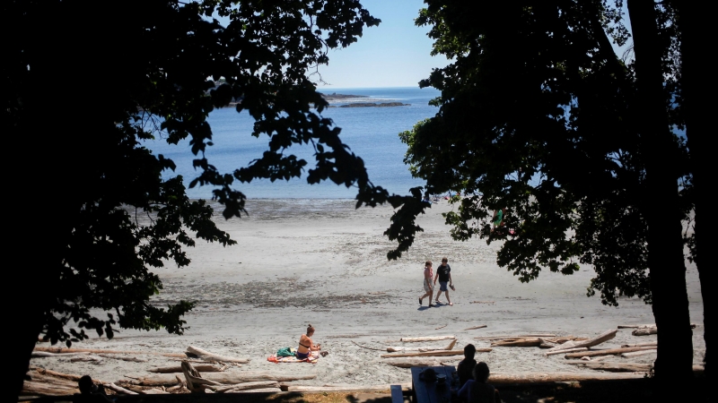 28/06/2021. Varias personas acuden a la playa para refrescarse durante la ola de calor sufrida en la Columbia Británica, en Canadá. - REUTERS