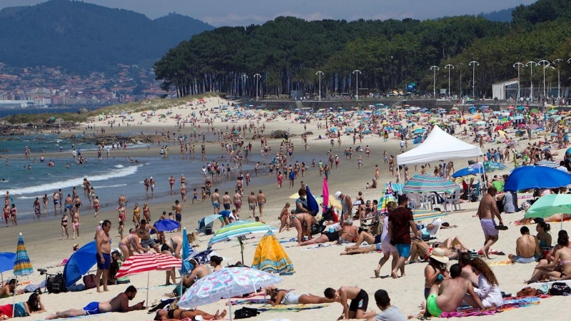 Vista general de la playa de Samil, este domingo en Vigo. - EFE