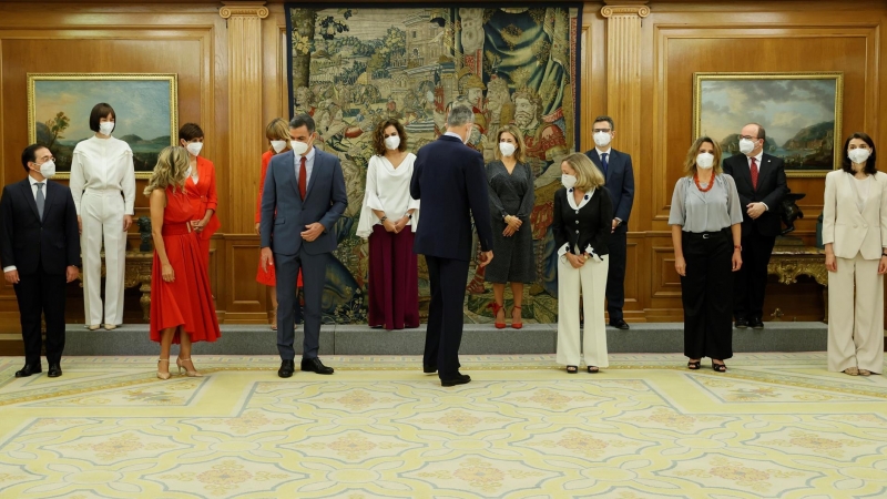 El rey Felipe VI y el presidente del Ejecutivo, Pedro Sánchez (6i), se preparan para la foto de familia tras el acto de toma de posesión de los nuevos miembros del equipo de Gobierno en un acto celebrado este lunes en el Palacio de La Zarzuela, en Madrid