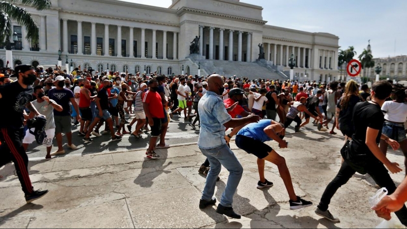 Personas se manifiestan frente al capitolio de Cuba hoy, en La Habana (Cuba).