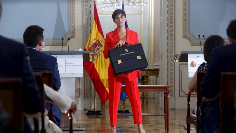 La ministra de Política Territorial, Isabel Rodríguez, posa con su nueva cartera tras recibirla de su predecesor Miquel Iceta.