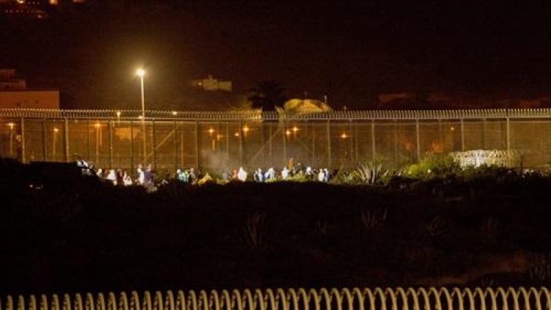 Varios marroquíes intentan llegar a suelo español desde la frontera que separa Melilla y Marruecos.