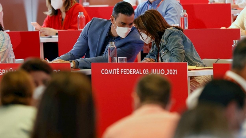 El secretario general del PSOE y presidente del Gobierno, Pedro Sánchez, conversa con Adriana Lastra durante la reunión del Comité Federal del partido.