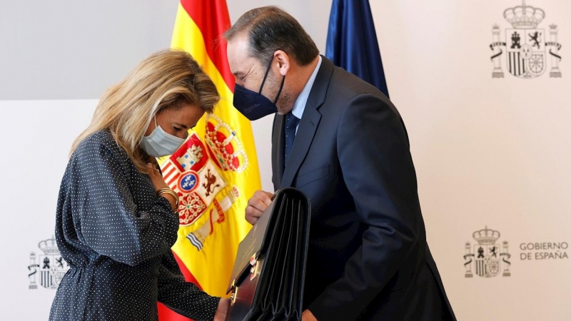 La nueva ministra de Transporte, Movilidad y Agenda Urbana, Raquel Sánchez, asume el cargo y recibe la cartera de manos de su antecesor, José Luis Ábalos.