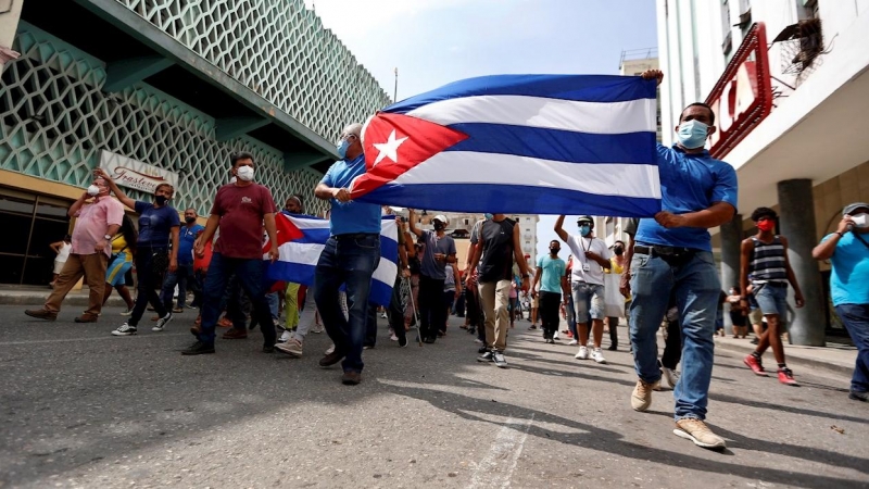 Manifestantes en apoyo al gobierno cubano se manifiestan, en una calle en La Habana (Cuba)