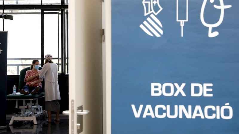 Un punto de vacunación contra la covid en la Universitat de València.