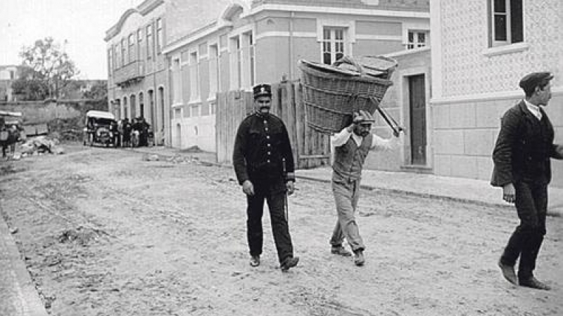 Un repartidor, acompañado de un policía (LUZES)