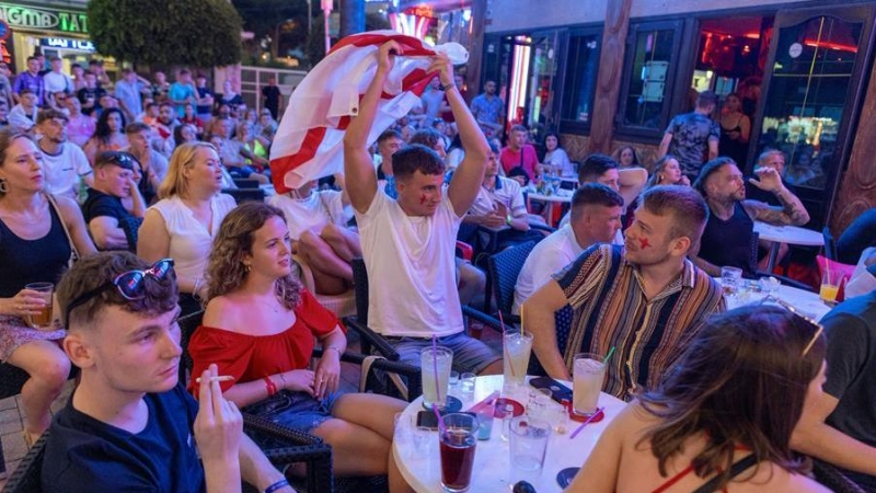 Turistas ingleses atienden en Magaluf, Mallorca, al partido de semifinales entre Dinamarca e Inglaterra que se disputó el pasado miércoles 7 de julio.