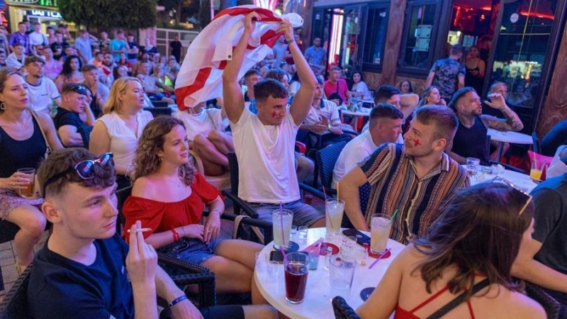 Turistas ingleses atienden en Magaluf, Mallorca, al partido de semifinales entre Dinamarca e Inglaterra que se disputó el pasado miércoles 7 de julio.