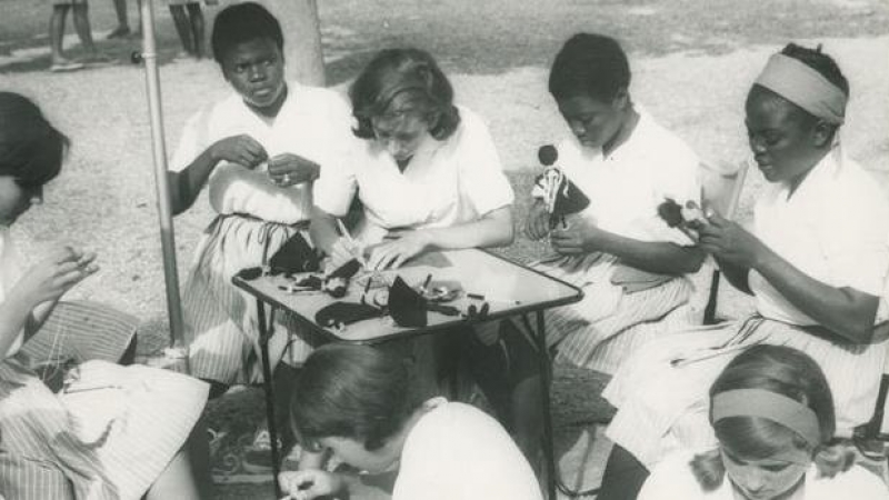 Jóvenes guineanas en un albergue de la Sección Femenina de Falange en España.