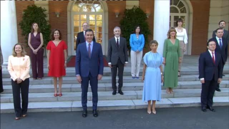 Foto de familia del nuevo Gobierno tras la remodelación de Sánchez