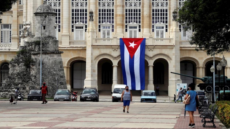 Varias personas caminan junto al Museo de la Revolución, en La Habana. Las calles de la capital cubana permanecen en calma un día después de las protestas.