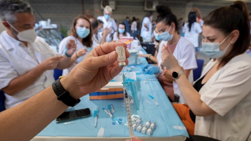 Enfermeros preparan dosis de la vacuna Astrazeneca para administrarla a estudiantes Erasmus en el Estadio Nueva Condomina de Murcia.