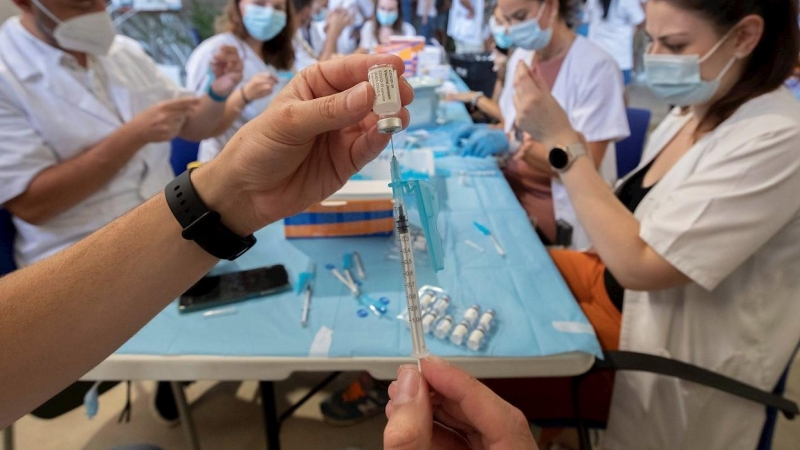 Enfermeros preparan dosis de la vacuna Astrazeneca para administrarla a estudiantes Erasmus en el Estadio Nueva Condomina de Murcia.