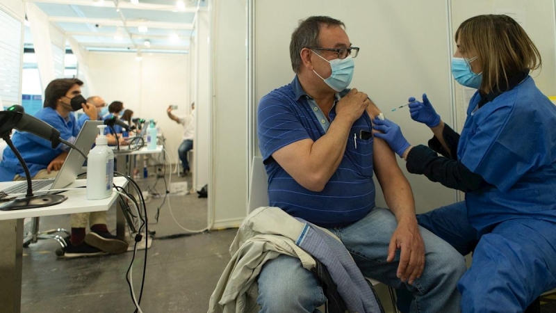 Profesionales sanitarios realizan su trabajo en el centro de vacunación masiva instalado en la Fira de Cornellà (Barcelona).