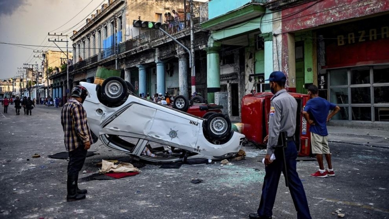 Un coche volcado tras los disturbios en las protestas del domingo en Cuba.
