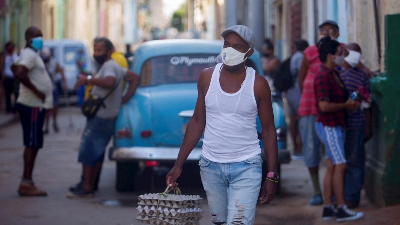 13/07/2021.- Un hombre camina por una calle con cubetas de huevos hoy martes 13 de julio del 2021, en La Habana. EFE/Yander Zamora