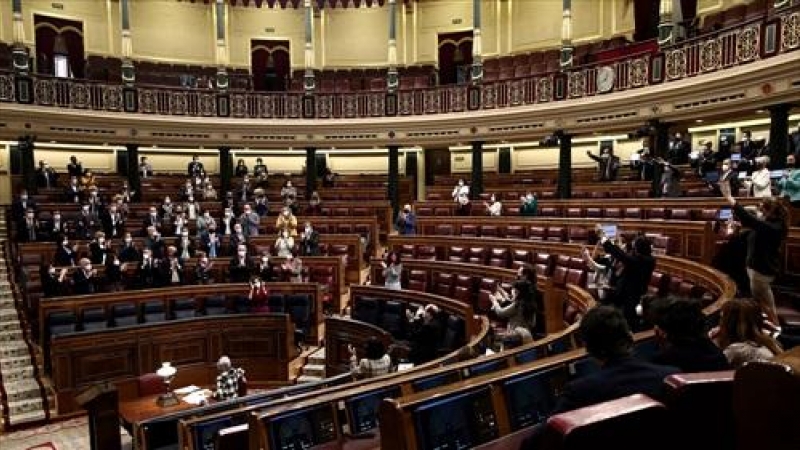 Miembros del hemiciclo aplauden durante una sesión plenaria en el Congreso de los Diputados, Madrid, (España), a 18 de marzo de 2021