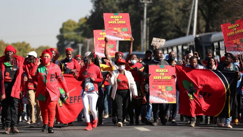 Marcha en Pretoria, Sudáfrica, para reclamar mayor número de vacunas.