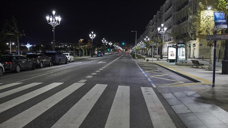 Paseo Pereda de Santander vacío cuando estaba en vigor el anterior toque de queda.