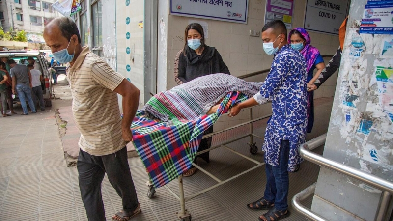 Familiares trasladan el cuerpo de una mujer, víctima del coronavirus, de un hospital de Dhaka, Bangladesh.