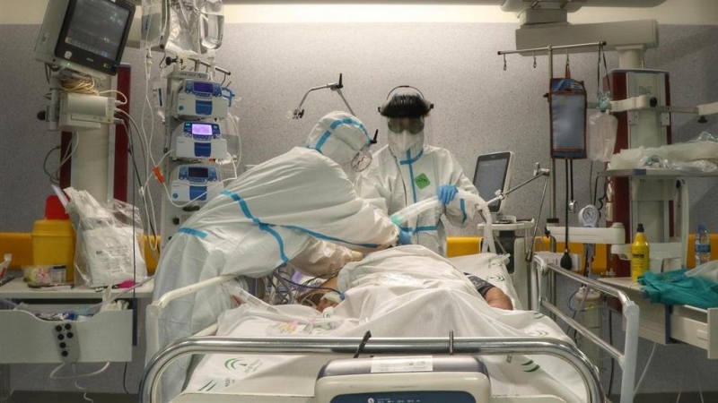 Imagen de archivo de facultativos atienden a un paciente con covid en la UCI del Hospital Reina Sofía de Córdoba.