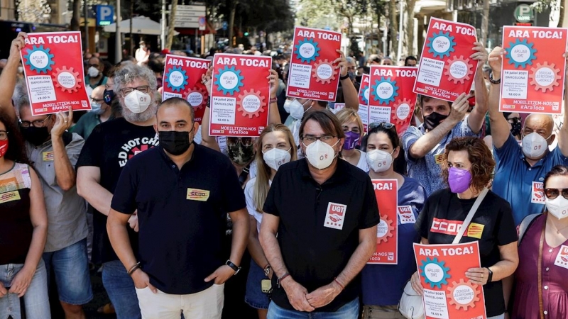 Los secretarios generales de CCOO de Catalunya, Javier Pacheco, y de UGT de Catalunya, Camil Ros, junto a unos 200 sindicalistas en la concentración de Barcelona.