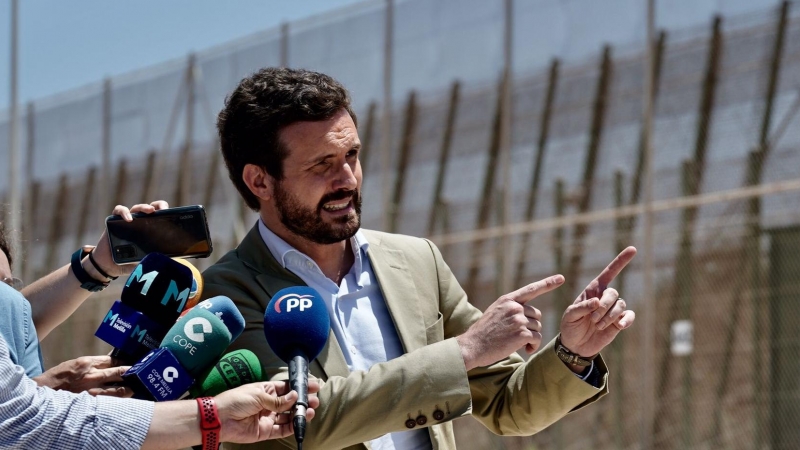 El líder del PP, Pablo Casado, atiende a los medios de comunicación desde Melilla.