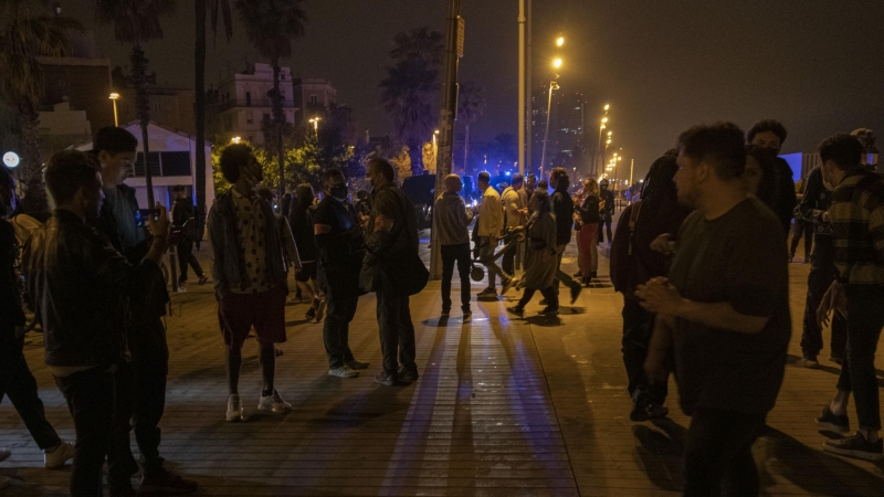 Varias personas en ambiente festivo.