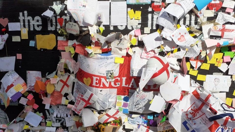 Detalle del mural de Marcus Rashford donde cientos de aficionados han mostrado su cariño a los jugadores.