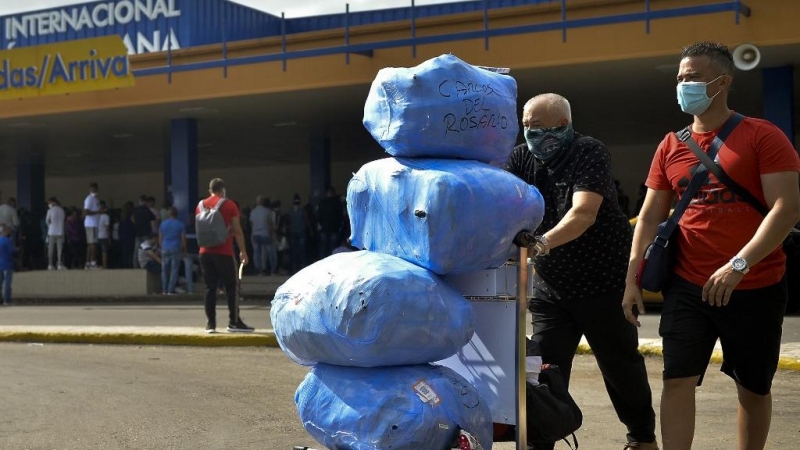 Imagen de archivo de un turista entrando en Cuba con su equipaje.